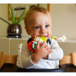 Κουδουνίστρα και μασητικό ταυτόχρονα!Είναι από την νέα σειρά της Σόφις της καμηλοπάρδαλης που είναι φιλικά για το περιβάλλον κατασκευασμένο από 100% φυσικές ανανεώσιμες πρώτες ύλες, τις βιοπλαστικές.