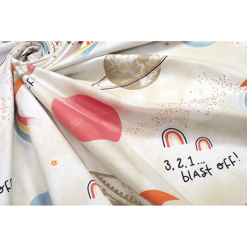 Η φωτογραφία δείχνει Βρεφική πάνα χασέ, εμπριμέ με χαρούμενα χρώματα και μοντέρνες βρεφικές παραστάσεις, διαστάσεων 80X80 cm.