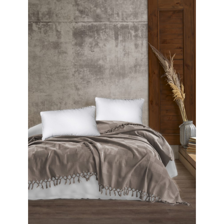  Κουβέρτα πικέ διαστάσεων 220x240  από 100% οικολογικό βαμβάκι με Ζακάρ ύφανση και τελείωμα κρόσσι  δεμένο στο χέρι.